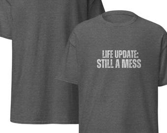 Lustiges Sarkasmus Shirt | Life Update Still a Mess T-Shirt | Schlaues Humor-T-Shirt | Unisex T-Shirt