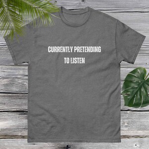 Lustiges sarkastisches T-Shirt:hauptzeit vorgeben zu hören - Unisex Grafik-T-Shirt