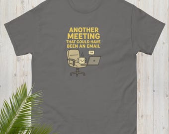 Pode incluir: Camiseta cinza com o texto "ANOTHER MEETING THAT COULD HAVE BEEN AN EMAIL" em amarelo. A camiseta apresenta um desenho de uma xícara de café triste em uma cadeira em frente a um laptop.