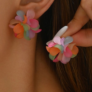 Handgemaakte acryl bloemoorknopjes – Heldere en leuke statement-sieraden voor dames