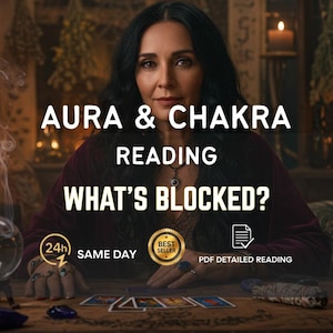 Può includere: Immagine che promuove letture dell'aura e dei chakra. Il testo recita "AURA & CHAKRA READING WHAT'S BLOCKED?" con informazioni sul servizio in giornata e una lettura PDF dettagliata. Una donna è seduta a un tavolo con carte dei tarocchi, una sfera di cristallo e candele.