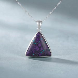 Lila kopparhänge i sterlingsilver med triangelformad ädelsten
