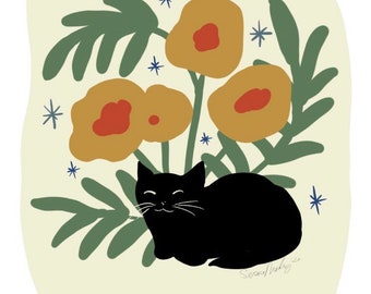 Puede incluir: Un gato negro con una expresión feliz está acurrucado entre hojas verdes y flores amarillas con centros rojos. El fondo es amarillo claro.