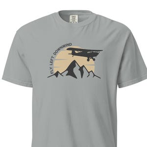 Mountain Sunset Cub T-shirt – Granite | Piper Cub Aviation | Flyg vänster med vinden