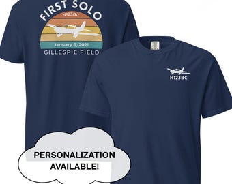 Camiseta "Primer vuelo en solitario" PA28 (azul marino): regalo de piloto personalizado con Piper Cherokee, número de cola, fecha y aeropuerto