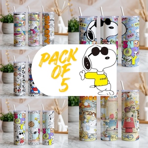 Könnte beinhalten: Ein Paket mit fünf Edelstahlbechern mit Snoopy-Designs. Jeder Becher hat eine andere Snoopy-Grafik, mit einem Strohhalm und einem weißen Deckel. Der Text "PACK OF 5" ist gelb.