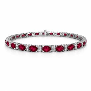 Tennisarmband mit ovalem, im Labor gezüchtetem Rubin, Sterlingsilber, Diamantakzent, Geburtsstein für Juli