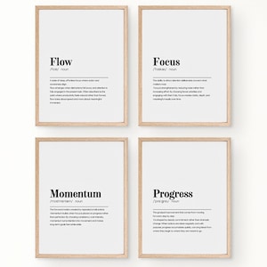 Puede incluir: Un juego de tres cuencos de cerámica apilables en tamaños graduados. Los cuencos presentan un esmalte blanco roto moteado con una superficie ligeramente texturizada. El cuenco más grande tiene unos 20 cm de diámetro.