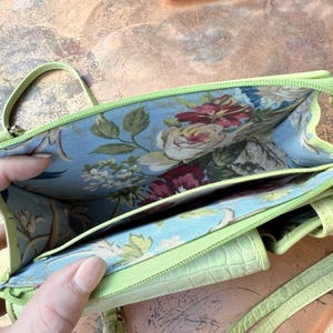 Bolso bandolera y bandolera de piel verde lima Brighton vintage de los años 90 con varios compartimentos. imagen 13