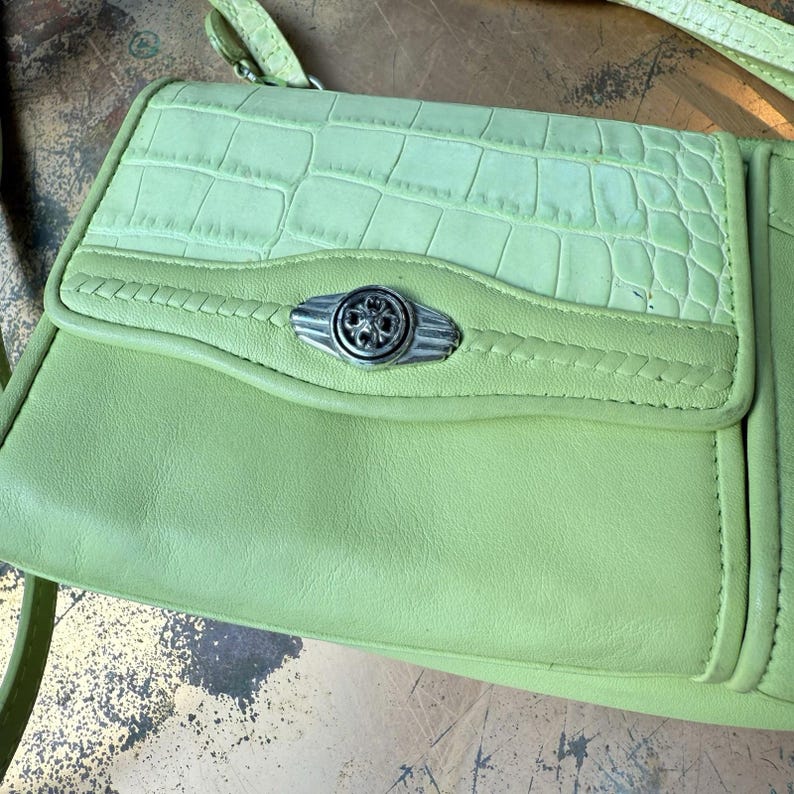 Bolso bandolera y bandolera de piel verde lima Brighton vintage de los años 90 con varios compartimentos. imagen 2