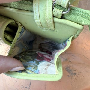 Bolso bandolera y bandolera de piel verde lima Brighton vintage de los años 90 con varios compartimentos. imagen 5