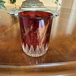 以下が含まれることがあります： クリーム色、ライトグレー、ダークグレーの3色のセラミックマグカップセット。各マグカップは、つや消し仕上げで、シンプルなミニマリストデザインと丸みを帯びたハンドルが付いています。コーヒー、紅茶、その他の飲み物に最適です。