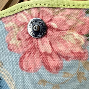 Bolso bandolera y bandolera de piel verde lima Brighton vintage de los años 90 con varios compartimentos. imagen 9