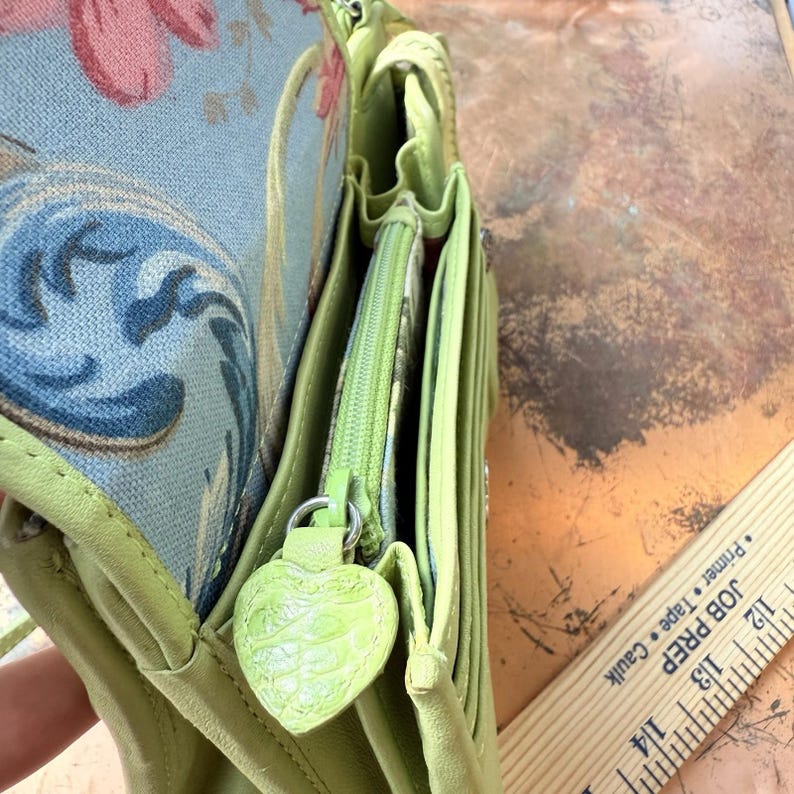 Bolso bandolera y bandolera de piel verde lima Brighton vintage de los años 90 con varios compartimentos. imagen 8