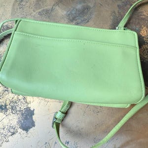 Bolso bandolera y bandolera de piel verde lima Brighton vintage de los años 90 con varios compartimentos. imagen 11