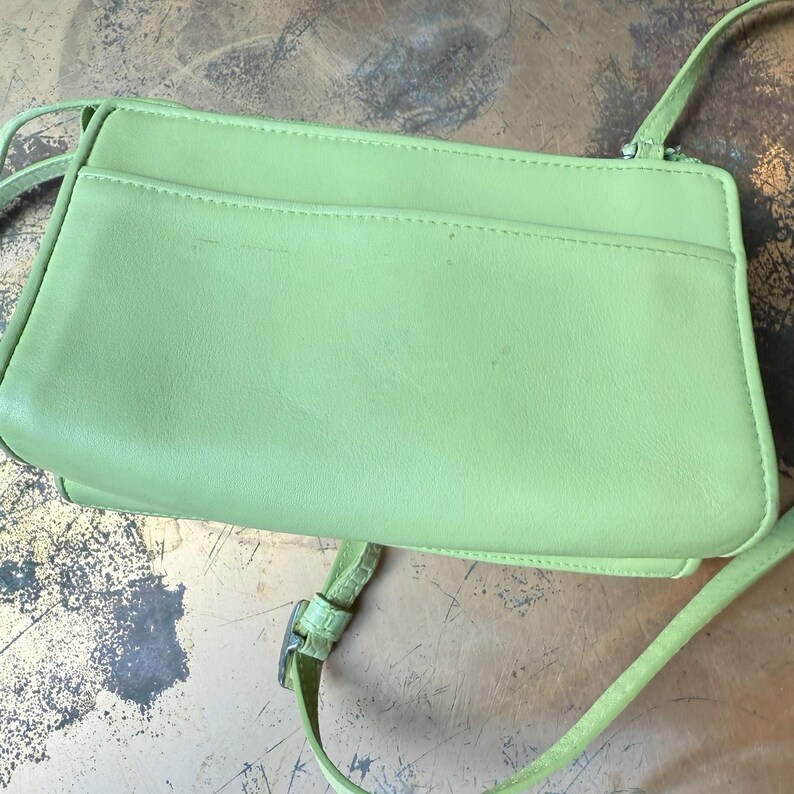 Bolso bandolera y bandolera de piel verde lima Brighton vintage de los años 90 con varios compartimentos. imagen 11