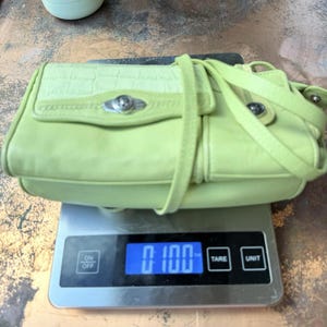 Bolso bandolera y bandolera de piel verde lima Brighton vintage de los años 90 con varios compartimentos. imagen 15