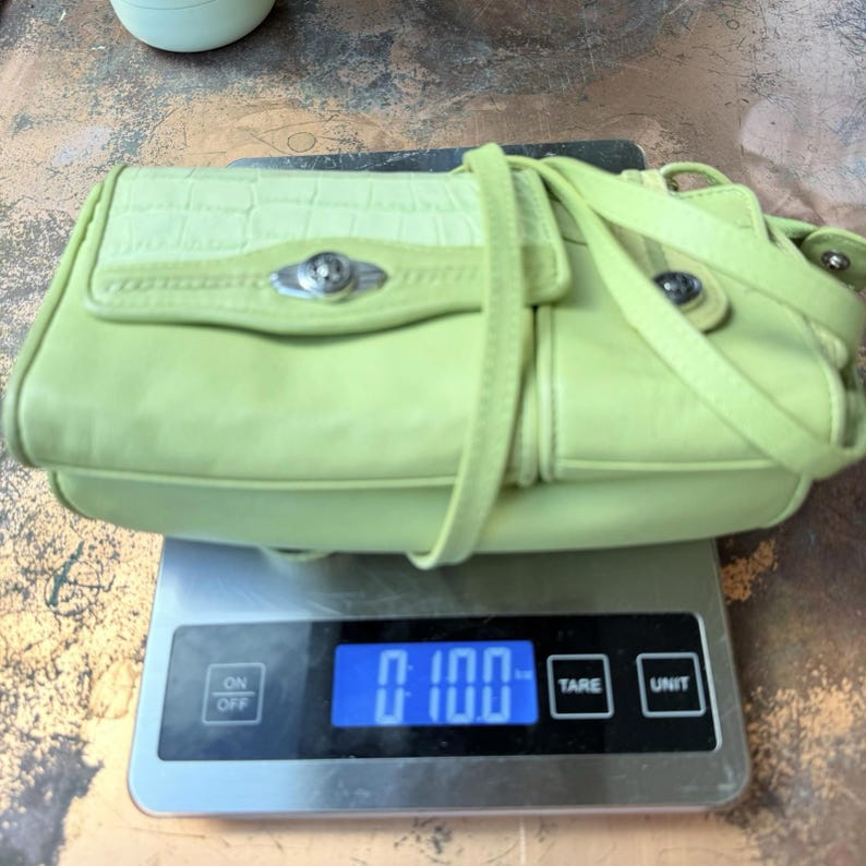 Bolso bandolera y bandolera de piel verde lima Brighton vintage de los años 90 con varios compartimentos. imagen 15