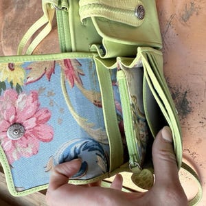 Bolso bandolera y bandolera de piel verde lima Brighton vintage de los años 90 con varios compartimentos. imagen 6