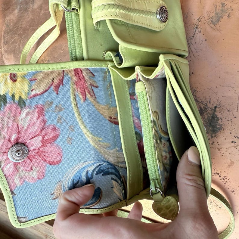 Bolso bandolera y bandolera de piel verde lima Brighton vintage de los años 90 con varios compartimentos. imagen 6