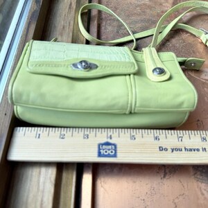 Bolso bandolera y bandolera de piel verde lima Brighton vintage de los años 90 con varios compartimentos. imagen 12