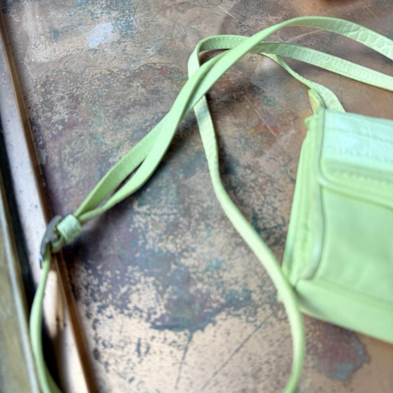 Bolso bandolera y bandolera de piel verde lima Brighton vintage de los años 90 con varios compartimentos. imagen 4