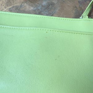 Bolso bandolera y bandolera de piel verde lima Brighton vintage de los años 90 con varios compartimentos. imagen 14