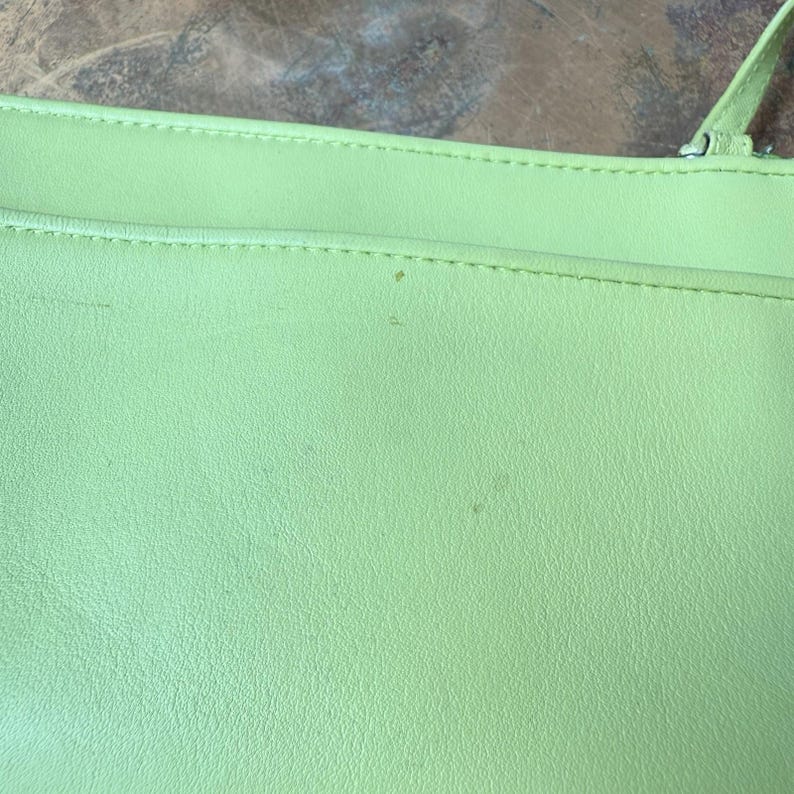 Bolso bandolera y bandolera de piel verde lima Brighton vintage de los años 90 con varios compartimentos. imagen 14