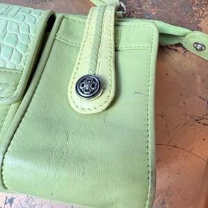 Bolso bandolera y bandolera de piel verde lima Brighton vintage de los años 90 con varios compartimentos. imagen 3
