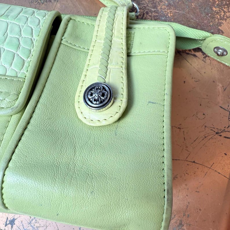 Bolso bandolera y bandolera de piel verde lima Brighton vintage de los años 90 con varios compartimentos. imagen 3
