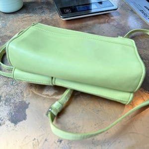Bolso bandolera y bandolera de piel verde lima Brighton vintage de los años 90 con varios compartimentos. imagen 10