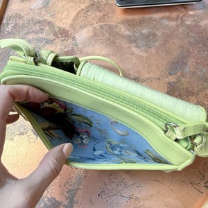 Bolso bandolera y bandolera de piel verde lima Brighton vintage de los años 90 con varios compartimentos. imagen 7