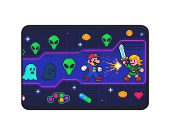 Könnte beinhalten: Rechteckiges Mauspad mit pixeligen Grafiken von Videospielcharakteren. Mario und Link sind in einer Kampfszene dargestellt, umgeben von Außerirdischen, Münzen und anderen Spielelementen. Der Hintergrund ist dunkelblau mit einem Rastermuster.