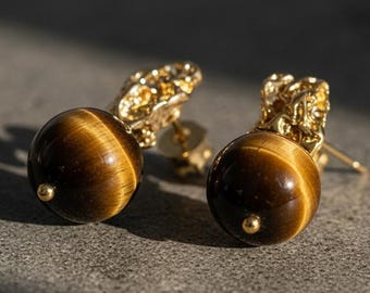 Messing oorbellen met tijgeroog - Guardian-collectie | Sculpturale vergulde onregelmatige studs, handgemaakte statement-sieraden