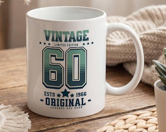 Taza de cumpleaños número 60, retro, vintage, edición limitada, regalo de 1966, nacida en 1966, taza de café original con leyendas.