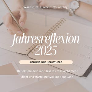 Könnte beinhalten: Ein Notizbuch mit dem Text "Jahresreflexion 2025" und "HEILUNG UND SELBSTLIEBE". Das Bild enthält die Worte "Wachstum. Klarheit. Neuanfang." und einen Satz auf Deutsch. Eine Person schreibt mit einem Stift.