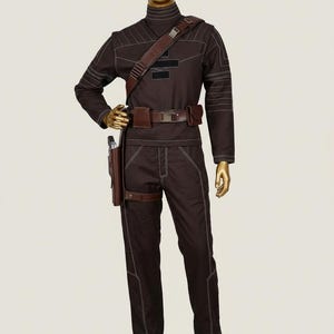 Puede incluir: Una taza de cer&aacute;mica blanca con un asa negra y el texto "But First, Coffee" en negrita negra. La taza se encuentra sobre un fondo borroso, sugiriendo un ambiente acogedor.