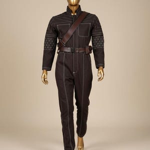 Puede incluir: Una taza de cer&aacute;mica blanca con un asa negra y el texto "But First, Coffee" en negrita negra. La taza est&aacute; sobre una superficie de madera. La taza mide 10 cm de alto.