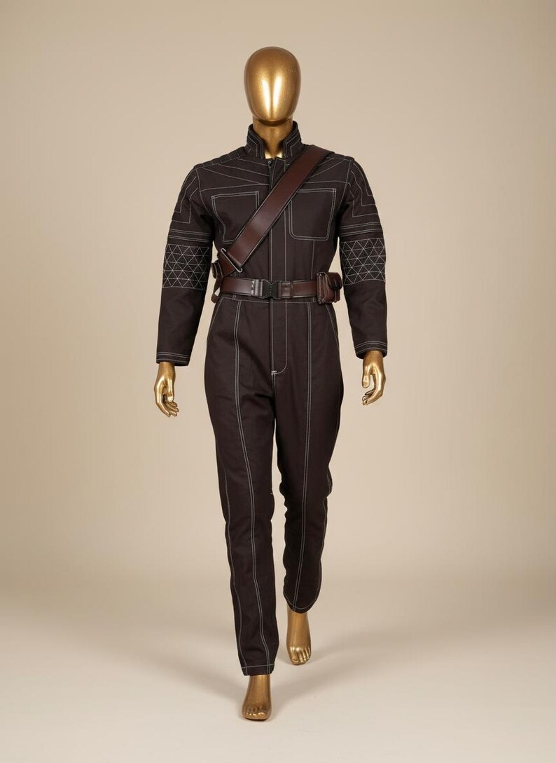 Puede incluir: Una taza de cer&aacute;mica blanca con un asa negra y el texto "But First, Coffee" en negrita negra. La taza est&aacute; sobre una superficie de madera. La taza mide 10 cm de alto.