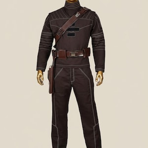 Puede incluir: Una taza de cer&aacute;mica blanca con un asa negra y el texto "But First, Coffee" en negro y negrita. La taza est&aacute; sobre una superficie de madera. La taza mide aproximadamente 10 cm de alto.