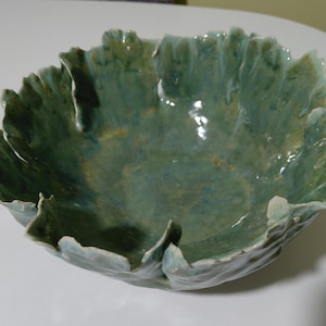 Moderne groene keramische schaal, sculpturaal tafelstuk, Wabi Sabi decoratie