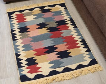 Tapis bohème fait main en coton – Carpette tissée géométrique avec franges