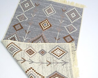 Gray Cotton Kilim Rug – Handmade Reversible Boho Carpet with Southwestern Tribal Pattern