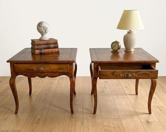 Coppia di tavolini laterali provenzali in rovere Henredon, stile vintage francese provenzale di grandi dimensioni (66 cm) con cassetti