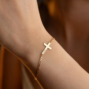 Personalized Cross Name Bracelet on Figaro Chain, Gold Custom Name Jewelry, Dainty Christian Bracelet, Baptism Gift, First Communion Gift