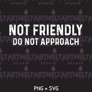 Könnte beinhalten: Ein digitales Grafikdesign mit dem weißen Text NOT FRIENDLY DO NOT APPROACH in einer fetten, abgenutzten serifenlosen Schrift. Der Hintergrund ist dunkel anthrazitfarben mit einem Muster aus blassen violetten Wassertropfen-Symbolen.