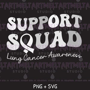 Op de afbeelding: Een digitaal grafisch ontwerp met de witte tekst SUPPORT SQUAD, waarbij een wit bewustzijnslint is geïntegreerd in de letter Q. Daaronder staat de tekst Lung Cancer Awareness in een cursief lettertype. De achtergrond is donker met een patroon.