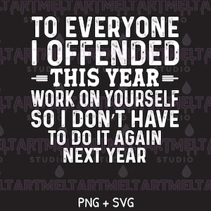 Op de afbeelding: Een digitaal grafisch ontwerp met witte tekst in een verweerde stijl op een donkere achtergrond. De tekst luidt: TO EVERYONE I OFFENDED THIS YEAR WORK ON YOURSELF SO I DON'T HAVE TO DO IT AGAIN NEXT YEAR. Het ontwerp bevat kleine horizontale lijnen.