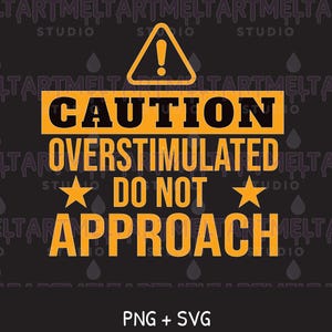 Könnte beinhalten: Ein Grafikdesign mit einem gelben Warndreieck mit Ausrufezeichen über dem Text CAUTION OVERSTIMULATED DO NOT APPROACH in fetter gelber und schwarzer Schrift, akzentuiert durch zwei gelbe Sterne auf dunklem Hintergrund mit dem Text PNG + SVG.