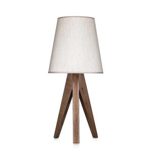 Peut inclure: Lampe de table en bois avec trépied et abat-jour en tissu beige. La lampe a une finition en bois naturel et un design simple et moderne. L'abat-jour est de couleur beige clair et légèrement conique.